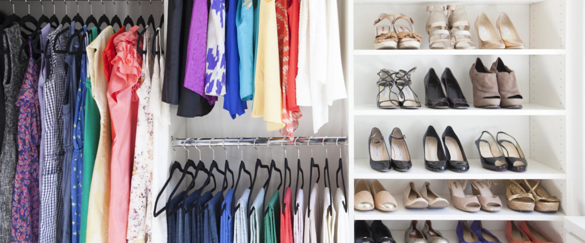 Organizar accesorios y fondos para un día de rodaje